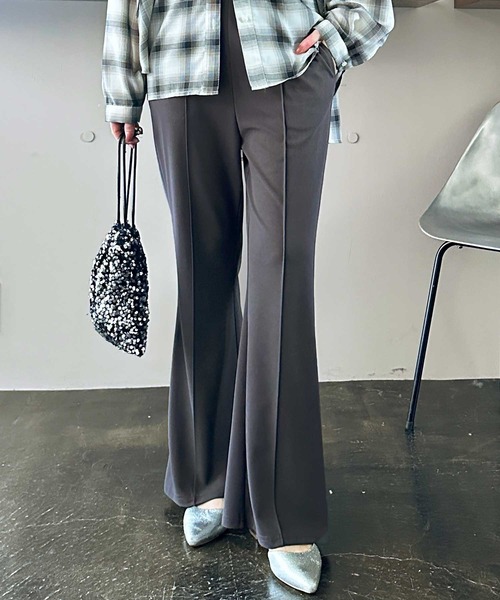 GeeRA(ジーラ)の「【-3kg見え/S-LL展開】美脚シルエットピンタックセミフレアパンツ(その他パンツ・レディース・チャコール/ベージュ/ブラック・SMALL/MEDIUM/LARGE/X-LARGE)」の2枚目の写真