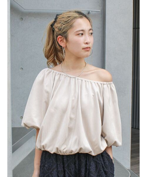 Ungrid（アングリッド）の「フェイクスウェードハーフスリーブバルーンブラウス（シャツ/ブラウス・レディース・キャメル/ベージュ・FREE）」の2枚目の写真