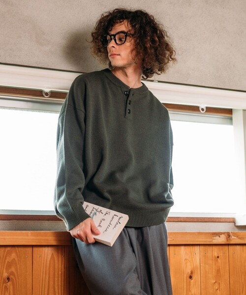 FREAK'S STORE(フリークスストア)の「限定展開 Relax Fit リラックスフィット イージーケア ウォッシャブル ヘンリーネックニット(ニット/セーター・メンズ・ブラック/チャコールグレー/オリーブ/ネイビー/バーガンディー/グレー・LARGE/MEDIUM/SMALL)」の10枚目の写真