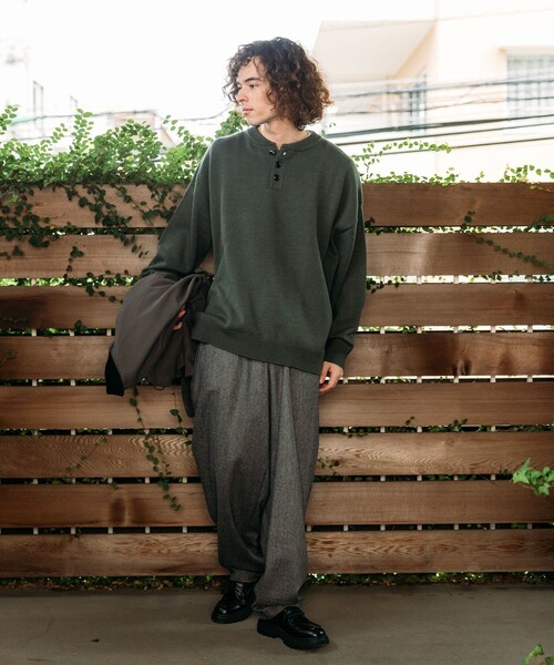 FREAK'S STORE(フリークスストア)の「限定展開 Relax Fit リラックスフィット イージーケア ウォッシャブル ヘンリーネックニット(ニット/セーター・メンズ・ブラック/チャコールグレー/オリーブ/ネイビー/バーガンディー/グレー・LARGE/MEDIUM/SMALL)」の16枚目の写真