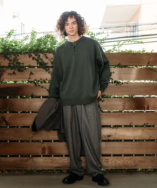 FREAK'S STORE(フリークスストア)の「限定展開 Relax Fit リラックスフィット イージーケア ウォッシャブル ヘンリーネックニット(ニット/セーター・メンズ・ブラック/チャコールグレー/オリーブ/ネイビー/バーガンディー/グレー・LARGE/MEDIUM/SMALL)」の17枚目の写真