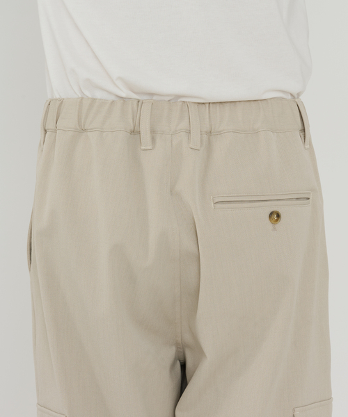 B.C STOCK（ベーセーストック）の「【Deux Allures/ドゥ アリュール】ウラキモウ カーゴスラックス（カーゴパンツ・メンズ・ライトグレー/ベージュ・MEDIUM/LARGE）」の16枚目の写真