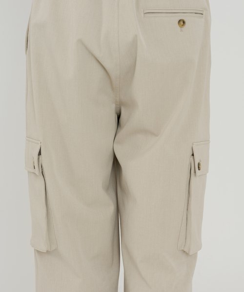 B.C STOCK（ベーセーストック）の「【Deux Allures/ドゥ アリュール】ウラキモウ カーゴスラックス（カーゴパンツ・メンズ・ライトグレー/ベージュ・MEDIUM/LARGE）」の17枚目の写真