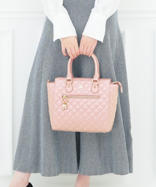 PAUL & JOE ACCESSOIRES(ポールアンドジョーアクセソワ)の「【PAUL & JOE ACCESSOIRES /ポール アンド ジョー アクセソワ 】 QUILTING チャーム付きハンドバッグ(ハンドバッグ・レディース・アイボリー/ブラック/ピンク・FREE)」の1枚目の写真