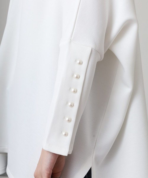 OMNES（オムネス）の「ソフトダンボールニット袖口パールボタンドルマンプルオーバー（Tシャツ/カットソー・レディース・ブラック/オフホワイト・FREE）」の4枚目の写真