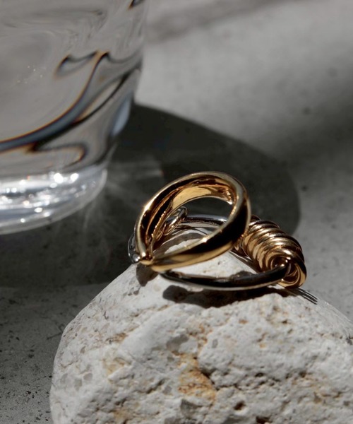 Soierie(ソワリー)の「インフィニティ コイル カフ リング / Infinity coil cuff ring(イヤーカフ・レディース・ゴールド系・FREE)」の4枚目の写真