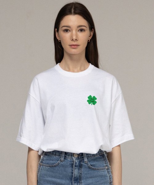 GRAVER（グレーバー）の「[ユニセックス]スモールクローバーフラワースマイル半袖Tシャツ_ホワイト（Tシャツ/カットソー・レディース・ホワイト・SMALL/MEDIUM/LARGE/X-LARGE）」の2枚目の写真