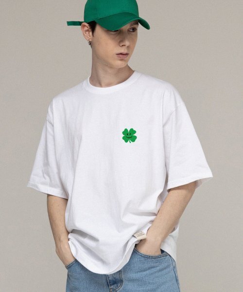 GRAVER（グレーバー）の「[ユニセックス]スモールクローバーフラワースマイル半袖Tシャツ_ホワイト（Tシャツ/カットソー・レディース・ホワイト・SMALL/MEDIUM/LARGE/X-LARGE）」の3枚目の写真