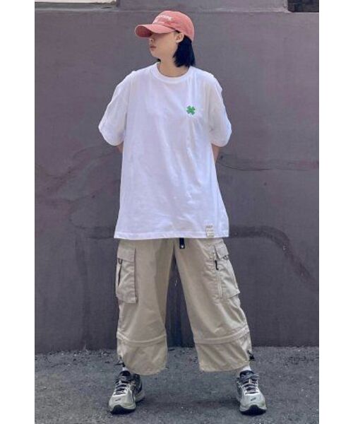 GRAVER（グレーバー）の「[ユニセックス]スモールクローバーフラワースマイル半袖Tシャツ_ホワイト（Tシャツ/カットソー・レディース・ホワイト・SMALL/MEDIUM/LARGE/X-LARGE）」の9枚目の写真