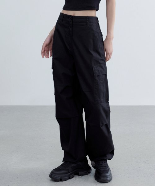 MUSINSA STANDARD WOMAN（ムシンサスタンダードウーマン）の「ウィメンズワイドカーゴパンツ[ブラック]（スウェットパンツ・レディース・その他・30/24/25/26/27/28/29）」の4枚目の写真
