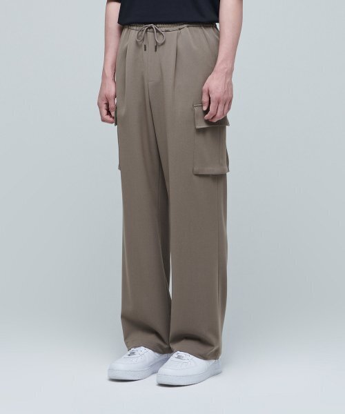 MUSINSA STANDARD(ムシンサスタンダード)の「ワイドバンディングカーゴスラックス【ダースティベージュ】(スラックス・メンズ・その他・40/38/42/36/34/32/30/26/28)」の1枚目の写真