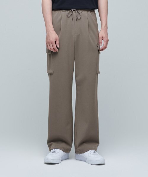 MUSINSA STANDARD(ムシンサスタンダード)の「ワイドバンディングカーゴスラックス【ダースティベージュ】(スラックス・メンズ・その他・40/38/42/36/34/32/30/26/28)」の2枚目の写真