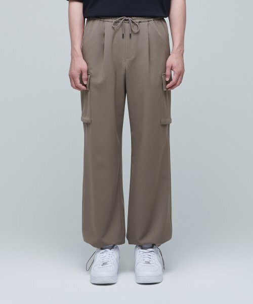 MUSINSA STANDARD(ムシンサスタンダード)の「ワイドバンディングカーゴスラックス【ダースティベージュ】(スラックス・メンズ・その他・40/38/42/36/34/32/30/26/28)」の4枚目の写真