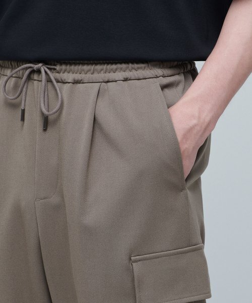 MUSINSA STANDARD(ムシンサスタンダード)の「ワイドバンディングカーゴスラックス【ダースティベージュ】(スラックス・メンズ・その他・40/38/42/36/34/32/30/26/28)」の7枚目の写真