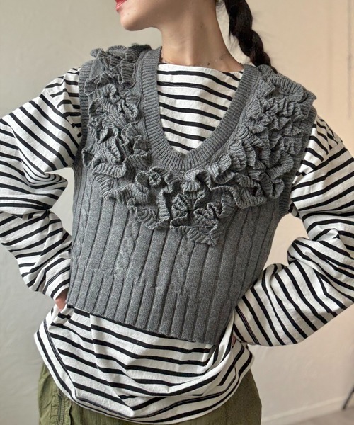 deux amour（ドゥーザムール）の「見頃フリル付きニットベスト（ベスト