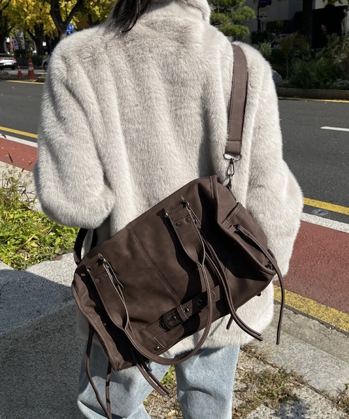 UNE MANSION（ユヌマンション）の「【手持ちとショルダーで使える2way仕様】【大収納/A4収納可能】レースアップベルトストリングバッグ（ショルダーバッグ・レディース・ブラウン/ピンク/ブラック/グレー・ONESIZE）」の3枚目の写真