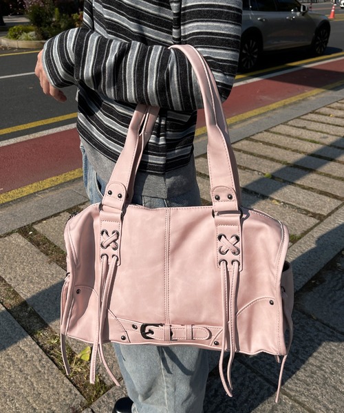 UNE MANSION（ユヌマンション）の「【手持ちとショルダーで使える2way仕様】【大収納/A4収納可能】レースアップベルトストリングバッグ（ショルダーバッグ・レディース・ブラウン/ピンク/ブラック/グレー・ONESIZE）」の4枚目の写真