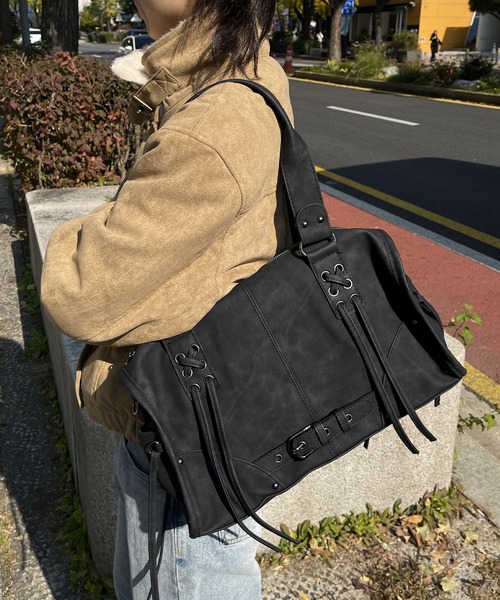 UNE MANSION（ユヌマンション）の「【手持ちとショルダーで使える2way仕様】【大収納/A4収納可能】レースアップベルトストリングバッグ（ショルダーバッグ・レディース・ブラウン/ピンク/ブラック/グレー・ONESIZE）」の2枚目の写真