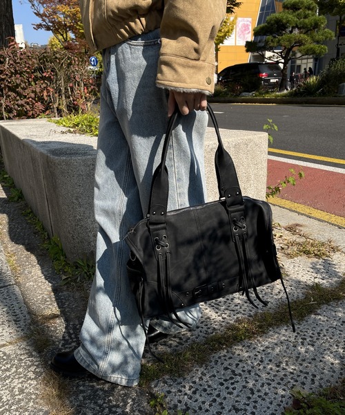 UNE MANSION（ユヌマンション）の「【手持ちとショルダーで使える2way仕様】【大収納/A4収納可能】レースアップベルトストリングバッグ（ショルダーバッグ・レディース・ブラウン/ピンク/ブラック/グレー・ONESIZE）」の5枚目の写真