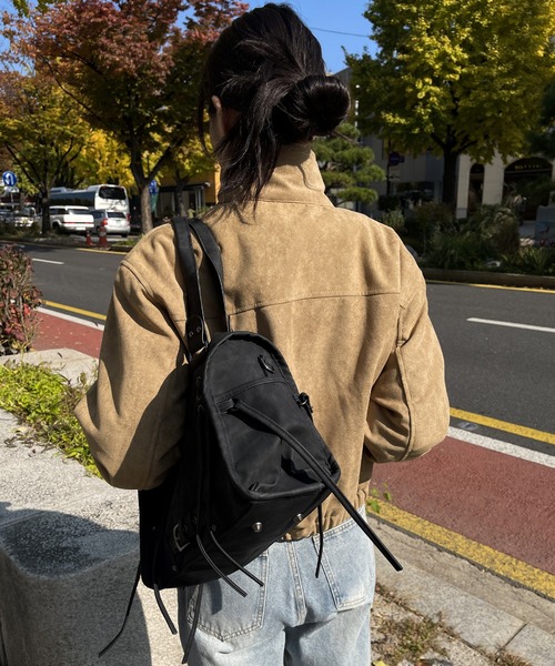 UNE MANSION（ユヌマンション）の「【手持ちとショルダーで使える2way仕様】【大収納/A4収納可能】レースアップベルトストリングバッグ（ショルダーバッグ・レディース・ブラウン/ピンク/ブラック/グレー・ONESIZE）」の6枚目の写真