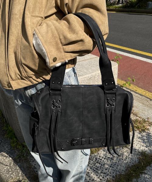 UNE MANSION（ユヌマンション）の「【手持ちとショルダーで使える2way仕様】【大収納/A4収納可能】レースアップベルトストリングバッグ（ショルダーバッグ・レディース・ブラウン/ピンク/ブラック/グレー・ONESIZE）」の8枚目の写真