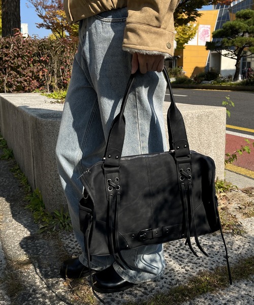 UNE MANSION（ユヌマンション）の「【手持ちとショルダーで使える2way仕様】【大収納/A4収納可能】レースアップベルトストリングバッグ（ショルダーバッグ・レディース・ブラウン/ピンク/ブラック/グレー・ONESIZE）」の9枚目の写真