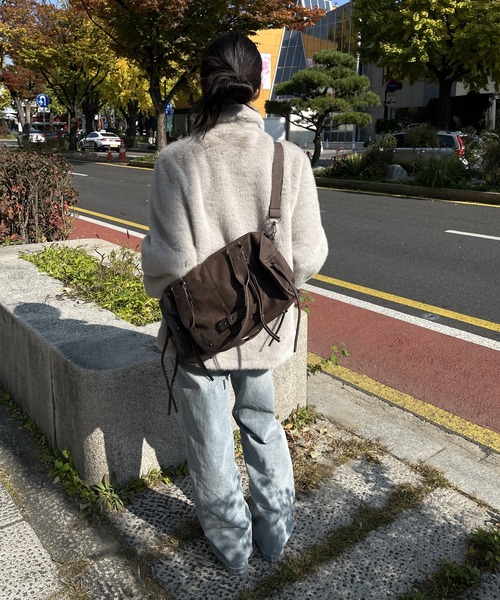 UNE MANSION（ユヌマンション）の「【手持ちとショルダーで使える2way仕様】【大収納/A4収納可能】レースアップベルトストリングバッグ（ショルダーバッグ・レディース・ブラウン/ピンク/ブラック/グレー・ONESIZE）」の10枚目の写真