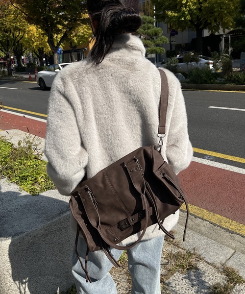 UNE MANSION（ユヌマンション）の「【手持ちとショルダーで使える2way仕様】【大収納/A4収納可能】レースアップベルトストリングバッグ（ショルダーバッグ・レディース・ブラウン/ピンク/ブラック/グレー・ONESIZE）」の11枚目の写真