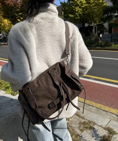 UNE MANSION（ユヌマンション）の「【手持ちとショルダーで使える2way仕様】【大収納/A4収納可能】レースアップベルトストリングバッグ（ショルダーバッグ・レディース・ブラウン/ピンク/ブラック/グレー・ONESIZE）」の12枚目の写真