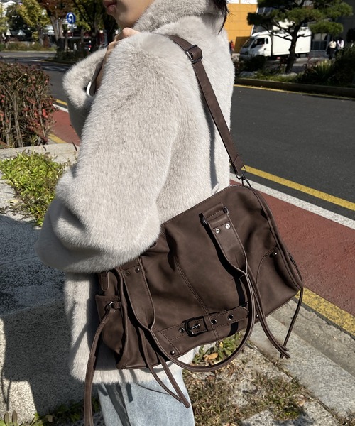 UNE MANSION（ユヌマンション）の「【手持ちとショルダーで使える2way仕様】【大収納/A4収納可能】レースアップベルトストリングバッグ（ショルダーバッグ・レディース・ブラウン/ピンク/ブラック/グレー・ONESIZE）」の14枚目の写真