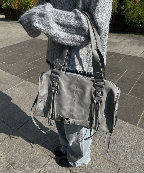 UNE MANSION（ユヌマンション）の「【手持ちとショルダーで使える2way仕様】【大収納/A4収納可能】レースアップベルトストリングバッグ（ショルダーバッグ・レディース・ブラウン/ピンク/ブラック/グレー・ONESIZE）」の15枚目の写真