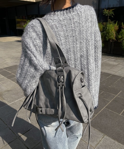 UNE MANSION（ユヌマンション）の「【手持ちとショルダーで使える2way仕様】【大収納/A4収納可能】レースアップベルトストリングバッグ（ショルダーバッグ・レディース・ブラウン/ピンク/ブラック/グレー・ONESIZE）」の17枚目の写真