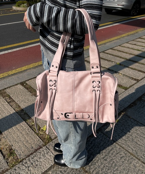 UNE MANSION（ユヌマンション）の「【手持ちとショルダーで使える2way仕様】【大収納/A4収納可能】レースアップベルトストリングバッグ（ショルダーバッグ・レディース・ブラウン/ピンク/ブラック/グレー・ONESIZE）」の19枚目の写真