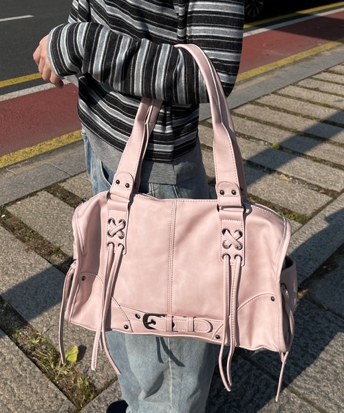 UNE MANSION（ユヌマンション）の「【手持ちとショルダーで使える2way仕様】【大収納/A4収納可能】レースアップベルトストリングバッグ（ショルダーバッグ・レディース・ブラウン/ピンク/ブラック/グレー・ONESIZE）」の20枚目の写真