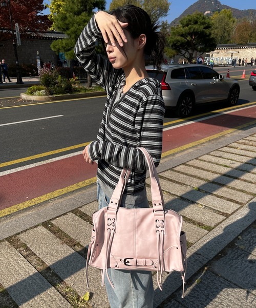 UNE MANSION（ユヌマンション）の「【手持ちとショルダーで使える2way仕様】【大収納/A4収納可能】レースアップベルトストリングバッグ（ショルダーバッグ・レディース・ブラウン/ピンク/ブラック/グレー・ONESIZE）」の21枚目の写真