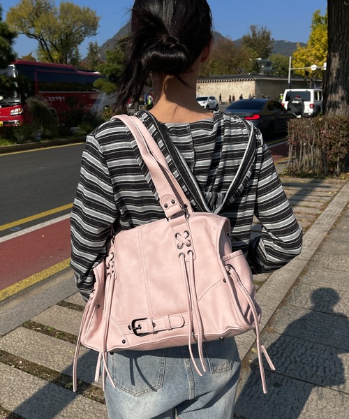 UNE MANSION（ユヌマンション）の「【手持ちとショルダーで使える2way仕様】【大収納/A4収納可能】レースアップベルトストリングバッグ（ショルダーバッグ・レディース・ブラウン/ピンク/ブラック/グレー・ONESIZE）」の22枚目の写真