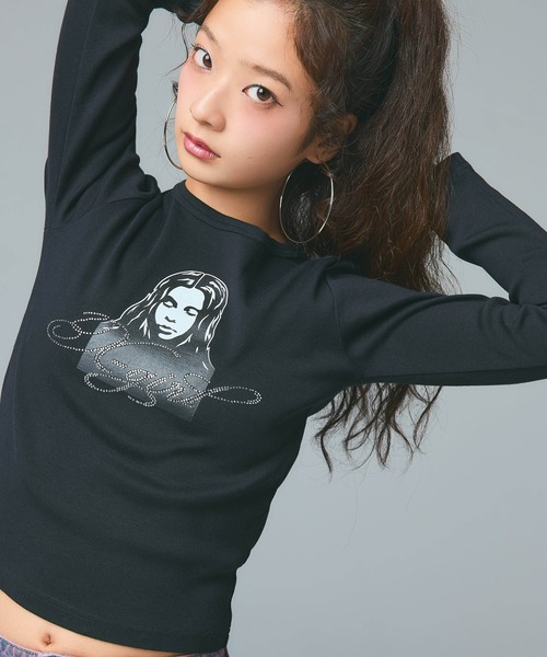 X-girl（エックスガール）の「RHINESTONE LOGO AND FACE L/S COMPACT TOP（Tシャツ/カットソー・レディース・ホワイト/ブラック/オリーブ・S/M）」の3枚目の写真