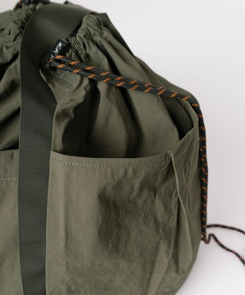 UNIVERSAL OVERALL(ユニバーサルオーバーオール)の「【94】【UNIVERSAL OVERALL/ユニバーサルオーバーオール】ワンポイントロゴ刺繍 シンゲンブドウバッグ/大容量/69L(ショルダーバッグ・レディース・ブラック/オリーブ・FREE)」の10枚目の写真
