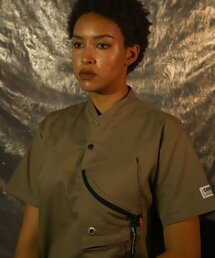 CODE I'M（コードアイエム）の「ユーティリティジッパーポケットルーズフィットヘンリーネック半袖Tシャツカーキ（Tシャツ/カットソー）」