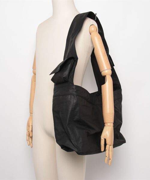 Y-3(ワイスリー)の「Y-3 NEWSPAPER BAG L(ボディバッグ/ウエストポーチ・メンズ・ブラック・ONE SIZE)」の3枚目の写真