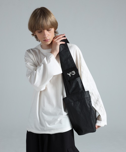 Y-3(ワイスリー)の「Y-3 NEWSPAPER BAG L(ボディバッグ/ウエストポーチ・メンズ・ブラック・ONE SIZE)」の2枚目の写真