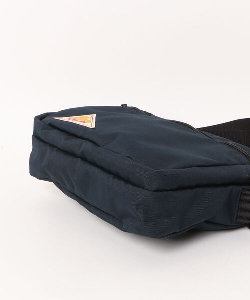 KELTY(ケルティ)の「500mlのペットボトル収納可能【KELTY】ES RECTANGLE ZIP SHOULDER M レクタングルジップショルダー M(ショルダーバッグ・レディース・マスタード/ネイビー/ブラック系/レオパード/アニマル/スカイブルー/オリーブ/ブラウン系/ホワイト系/ブラック/ベージュ/セージグリーン/タン・ONE SIZE)」の14枚目の写真