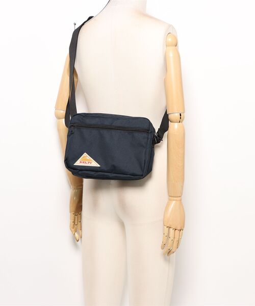 KELTY(ケルティ)の「500mlのペットボトル収納可能【KELTY】ES RECTANGLE ZIP SHOULDER M レクタングルジップショルダー M(ショルダーバッグ・レディース・マスタード/ネイビー/ブラック系/レオパード/アニマル/スカイブルー/オリーブ/ブラウン系/ホワイト系/ブラック/ベージュ/セージグリーン/タン・ONE SIZE)」の16枚目の写真