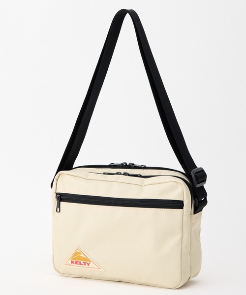 KELTY(ケルティ)の「500mlのペットボトル収納可能【KELTY】ES RECTANGLE ZIP SHOULDER M レクタングルジップショルダー M(ショルダーバッグ・レディース・マスタード/ネイビー/ブラック系/レオパード/アニマル/スカイブルー/オリーブ/ブラウン系/ホワイト系/ブラック/ベージュ/セージグリーン/タン・ONE SIZE)」の5枚目の写真