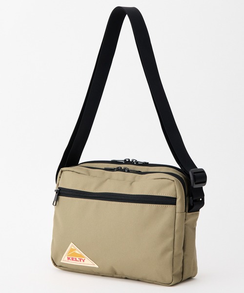 KELTY(ケルティ)の「500mlのペットボトル収納可能【KELTY】ES RECTANGLE ZIP SHOULDER M レクタングルジップショルダー M(ショルダーバッグ・レディース・マスタード/ネイビー/ブラック系/レオパード/アニマル/スカイブルー/オリーブ/ブラウン系/ホワイト系/ブラック/ベージュ/セージグリーン/タン・ONE SIZE)」の6枚目の写真