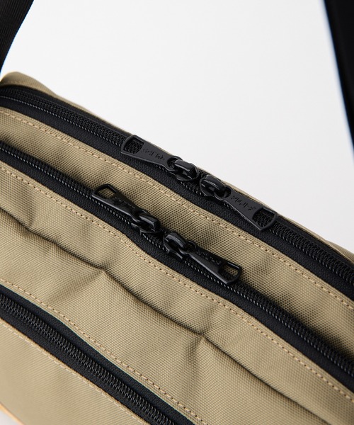 KELTY(ケルティ)の「500mlのペットボトル収納可能【KELTY】ES RECTANGLE ZIP SHOULDER M レクタングルジップショルダー M(ショルダーバッグ・レディース・マスタード/ネイビー/ブラック系/レオパード/アニマル/スカイブルー/オリーブ/ブラウン系/ホワイト系/ブラック/ベージュ/セージグリーン/タン・ONE SIZE)」の18枚目の写真