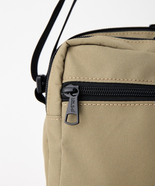KELTY(ケルティ)の「500mlのペットボトル収納可能【KELTY】ES RECTANGLE ZIP SHOULDER M レクタングルジップショルダー M(ショルダーバッグ・レディース・マスタード/ネイビー/ブラック系/レオパード/アニマル/スカイブルー/オリーブ/ブラウン系/ホワイト系/ブラック/ベージュ/セージグリーン/タン・ONE SIZE)」の19枚目の写真