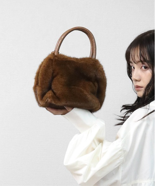 THE CELL.（ザセルドット）の「フェイクファーミニハンドバッグ　FAKE FUR MINI HANDBAG（ハンドバッグ・レディース・ブラック/ブラウン・FREE）」の12枚目の写真