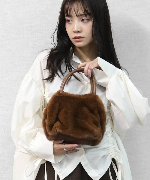 THE CELL.（ザセルドット）の「フェイクファーミニハンドバッグ　FAKE FUR MINI HANDBAG（ハンドバッグ・レディース・ブラック/ブラウン・FREE）」の13枚目の写真