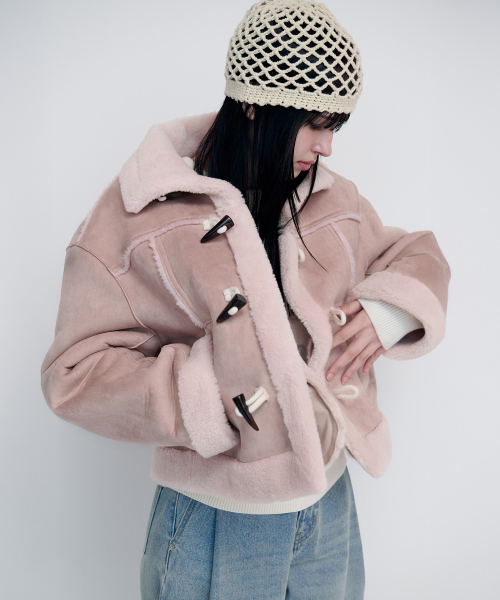 ROLAROLA(ロラロラ)の「HIGH NECK SUEDE MUSTANG JACKET PINK(ムートンコート・レディース・ピンク・FREE)」の2枚目の写真